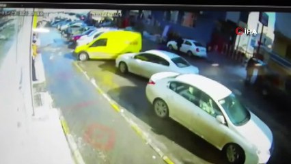 Çatıda biriken kar kütlesi araçların üzerine böyle düştü