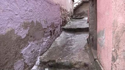 Su Sızdıran Evinde Yaşam Mücadelesi Veriyor