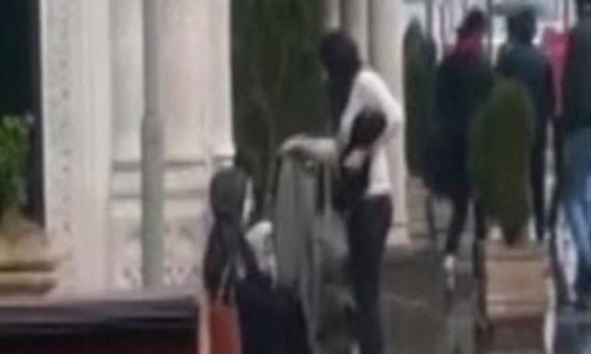 ‘Anne üşüyorum’ çığlığını duydu, montunu çıkarıp çocuğa verdi