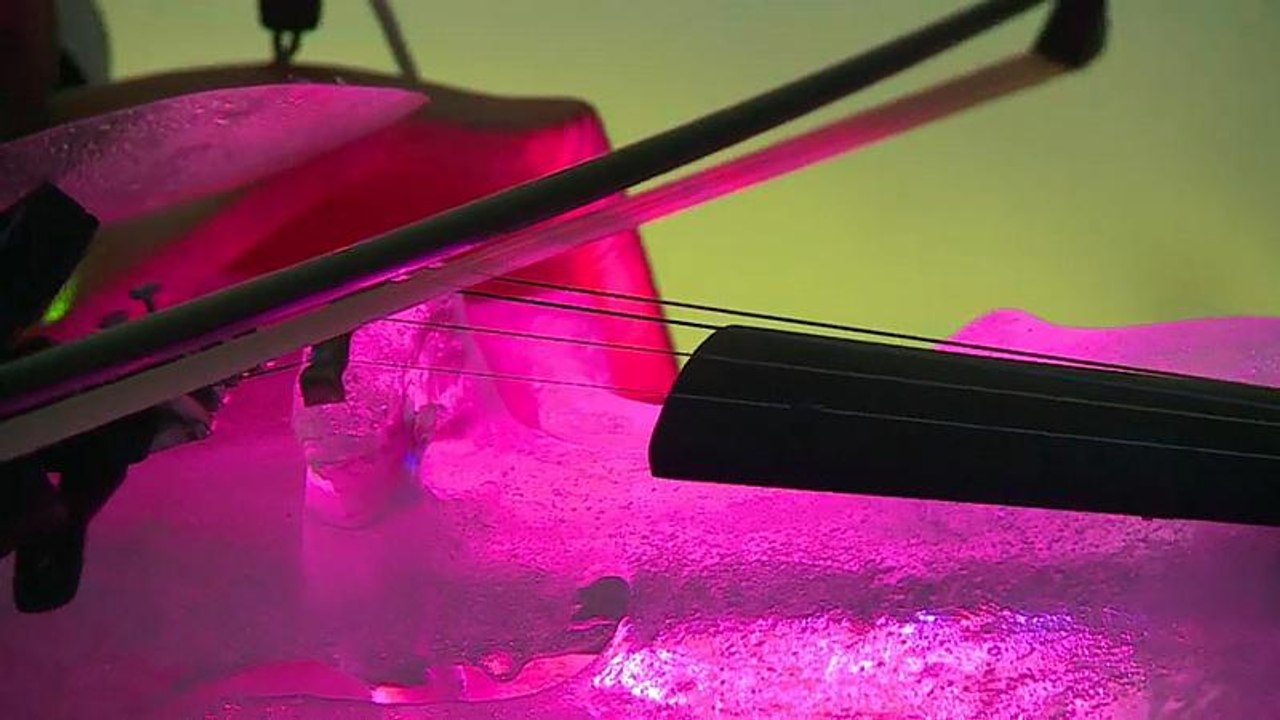 Konzertbesuch auf Skiern: Tim Linhart baut Instrumente aus Eis und gibt Konzerte im Iglu