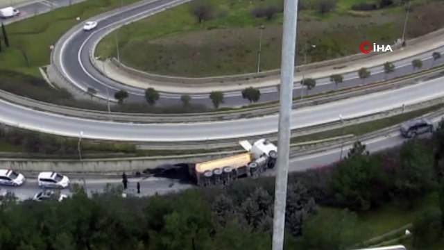 TEM Otoyolu Alibeyköy Sapağı'nda hafriyat kamyonu virajı alamayarak devrildi. Kamyonun sürücüsü kazayı yara almadan atlattı. Bölgede trafik yoğunluğu oluştu.