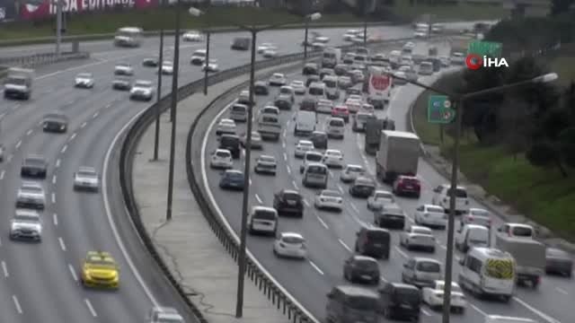 Tem Otoyolu Alibeyköy Sapağı'nda Hafriyat Kamyonu Virajı Alamayarak Devrildi.