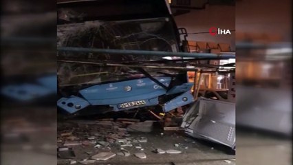 Sultanbeyli'de halk otobüsü direğe çarptı...Kaza kamerada