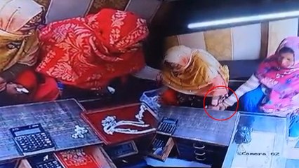 ज्वैलर्स की दुकान से जेवर ले उड़ी चोरनी, घटना सीसीटीवी में कैद