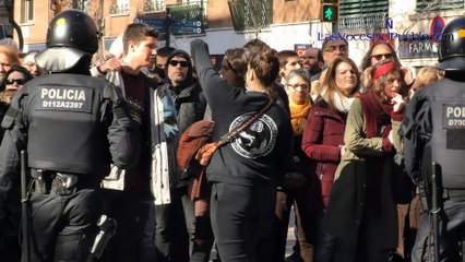 Gestos amenazantes de una Skinhead de Extra Derecha independentista en Cataluña