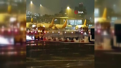 İngiltere'de Yoğun Kar Yağışı- Manchester Ve Liverpool Havalimanları Kapatıldı