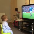 Les réactions d'un enfant en regardant un match de foot