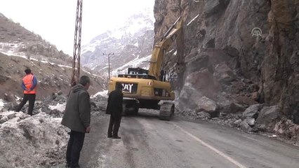 Hakkari-Çukurca Kara Yoluna Kaya Parçaları Düştü