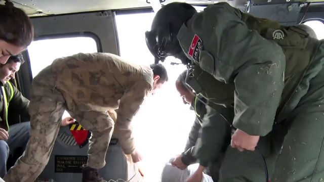 Mehmetçik aç kalan yabani hayvanların imdadına 'Skorsky' ile yetişti - TUNCELİ