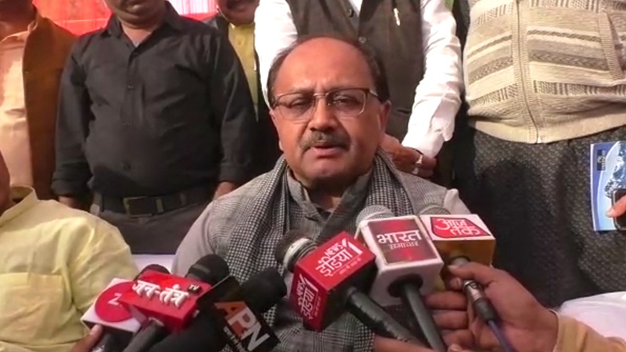 शशि धरूर के विवादित ट्वीट पर सिद्धार्थ नाथ सिंह बोले, कुंभ स्नान से धोएं पाप