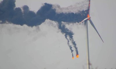 Rüzgar türbini alev alev yandı