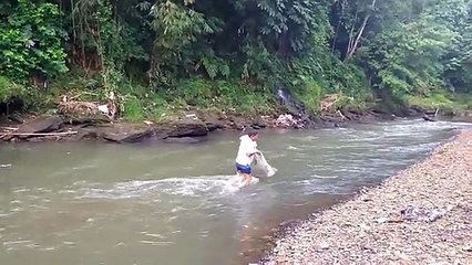 Bắt cá dưới suối và cái kết - Jala ikan di kali ciliwung hasilnya gak di sangka