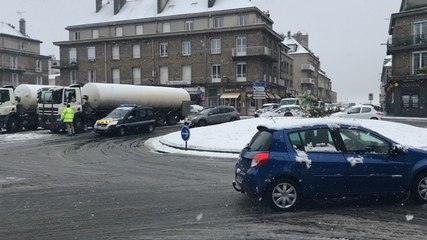 Circulation compliquée à Vire avec la neige à la mi-journée