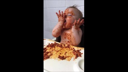 Ce bébé trop mignon lutte contre le sommeil pour terminer son plat de spaghetti et les internautes adorent