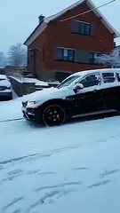 Eupen - une voiture glisse et percute des voitures