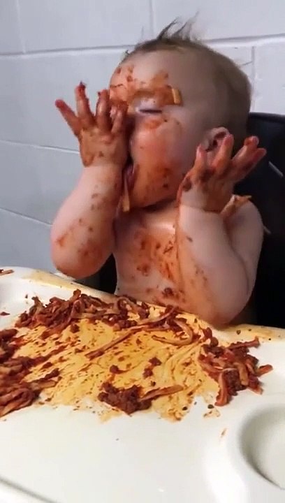 Ce bébé lutte contre le sommeil pour finir son assiette