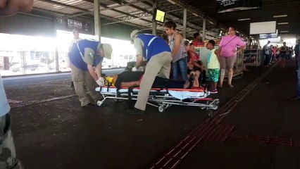 Idosa é socorrida após se ferir em ônibus
