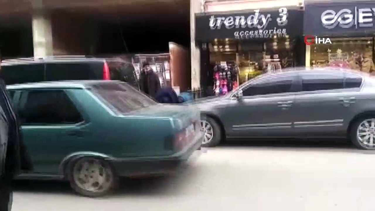 Boğazına bıçak dayanan adam yalvararak kurtuldu