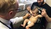 Ce médecin chante pour le bébé afin de garder son attention durant les injections