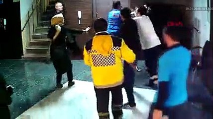 Pansumanda canı yandı, sağlık görevlisine saldırdı