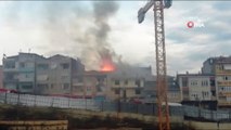 Kadıköy Fikirtepe Dumlupınar Mahallesi'nde 4 katlı binanın çatısında yangın çıktı. Yangına itfaiye müdahale ederken, olayda ölen ya da yaralanan olmadı.