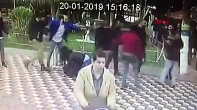 Laf attıkları genç kızın erkek arkadaşını dövdüler