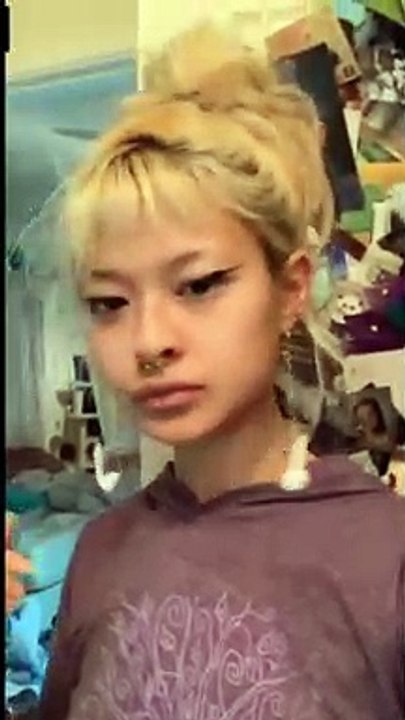 Elle change ses écouteurs en des boucles d'oreilles pour éviter de les perdre