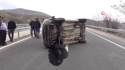 Descargar video: Midibüsün Çarptığı Hafif Ticari Araç Yan Yattı