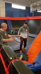 Faire du trampoline avec papa