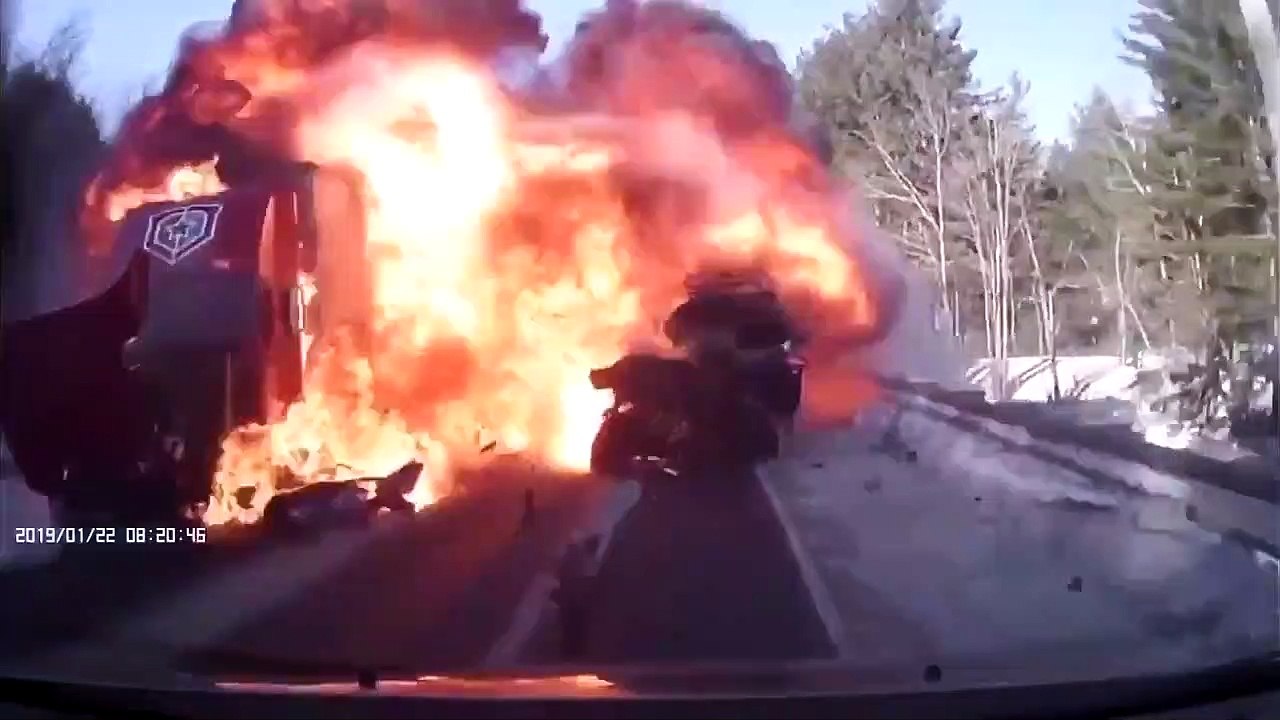 Explosion après une collision frontale entre une Jeep et un camion (New Hampshire)