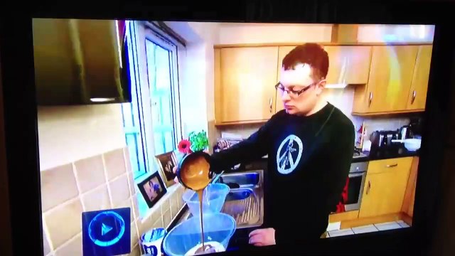 Une étrange façon de goûter sa cuisine dans Un dîner presque parfait