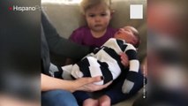 Este pequeño no estaba tan emocionado de conocer a su pequeña hermana