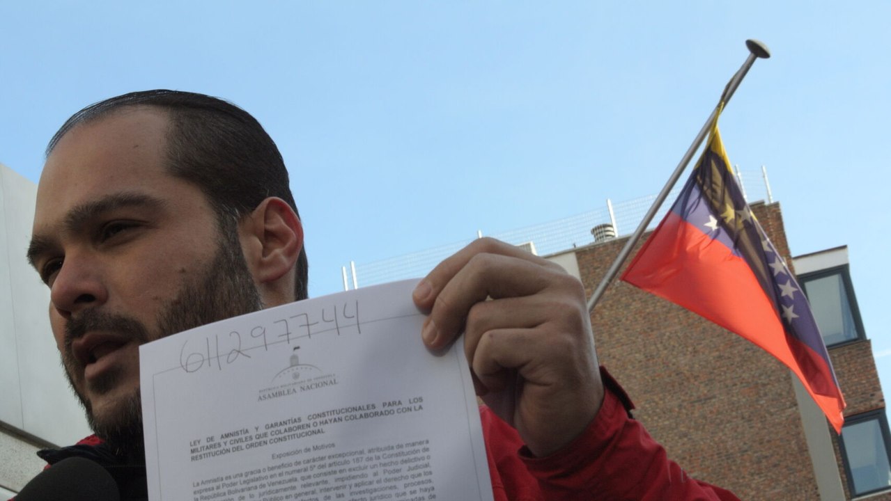 El venezolano Sergio Contreras (Voluntad Popular) ante el Consulado en Madrid.