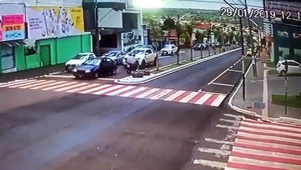 Download Video: Ao fugir de assalto, passageiro cai do carro e é atropelado pela esposa em Goiás