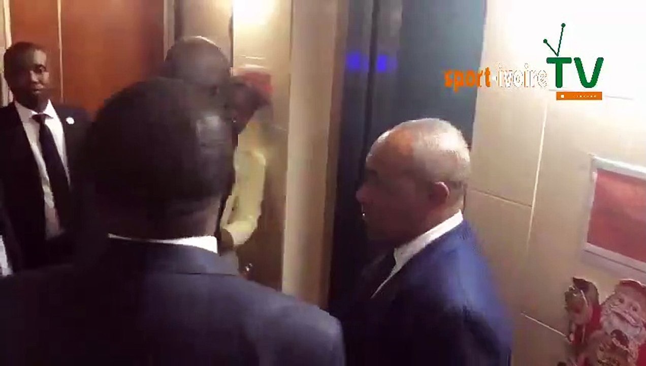 Quand Sidy Diallo ne lâche pas Ahmad Ahmad d'une semelle.