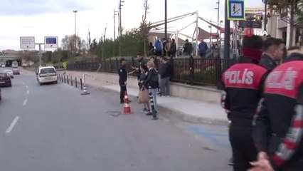 Maltepe'de Bir Avm'nin Çıkışında Silah Sesleri Duyuldu.