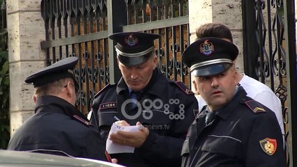 Ora News - Atentati në Tiranë, ish polici ekzekutohet aty ku i vranë të vëllanë