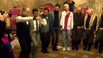 Çinli Şarkıcı Şanlıurfa'da Sıra Gecesinde Halay Çekti