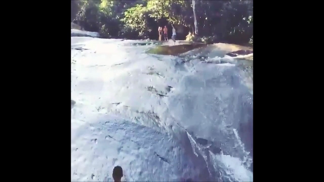 Ce fou surfe pieds nus sur les rochers... Dingue