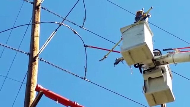 Cet ouvrier échappe à un arc électrique de plus de 100.000 volts... Electricien chanceux