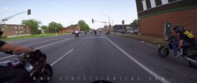 Ce motard en Harley Davidson se prend un poteau électrique en roulant sur le trottoir!