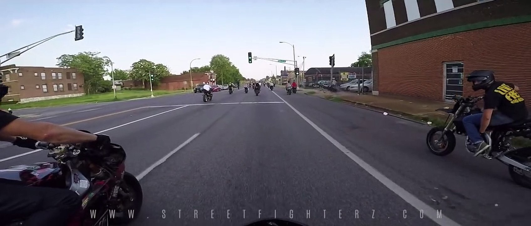 Ce motard en Harley Davidson se prend un poteau...