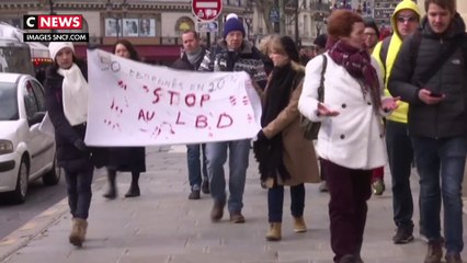 Faut-il suspendre l'usage du lanceur de balles de défense ?