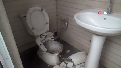 Halk Plajında Bulunan Klozeti Parçaladılar