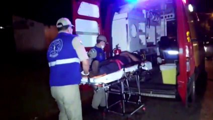 Carro bate contra poste e motorista fica ferido