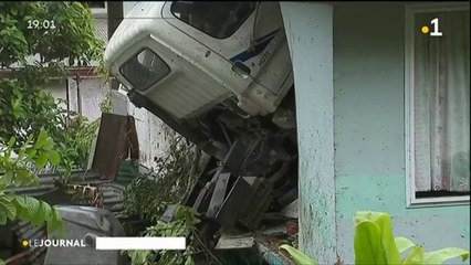Un poids lourds finit dans une maison