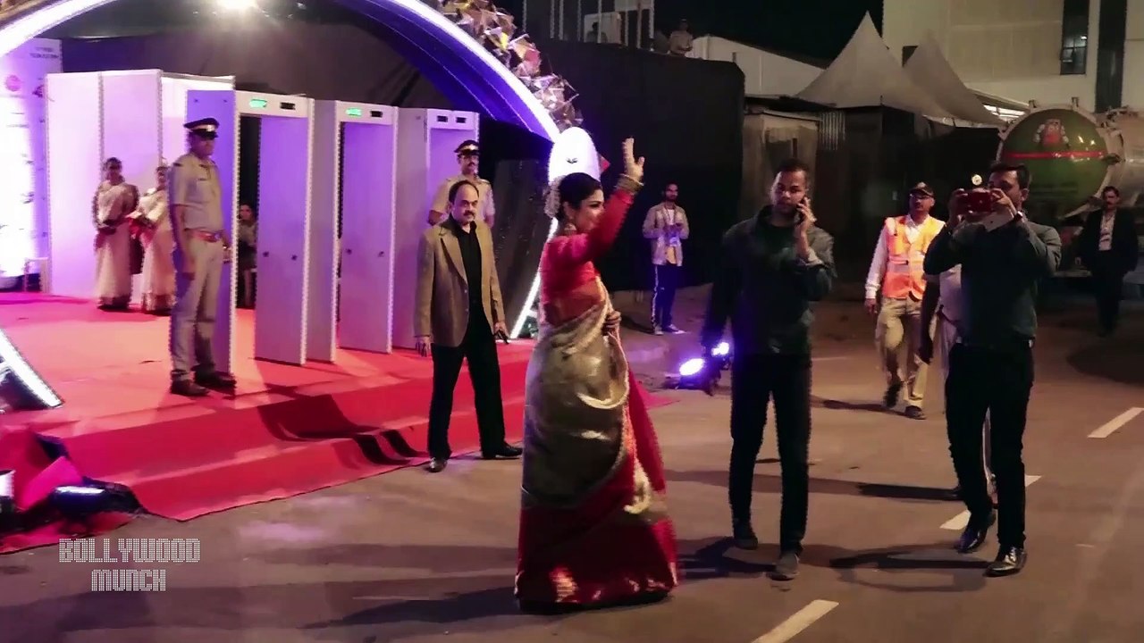 Celebrities Reaction On Ranveer Singh TROLLED For Funny Pose In Umang 2019