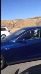 Il dort au volant de sa Tesla en mode pilote automatique