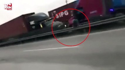 Hai container đối đầu trên quốc lộ: thót tim cảnh tài xế mở kịp cửa cabin thoát thân