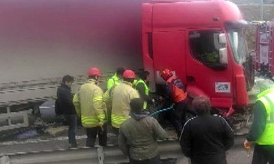 Kontrolden çıkan TIR bariyerlere çarptı